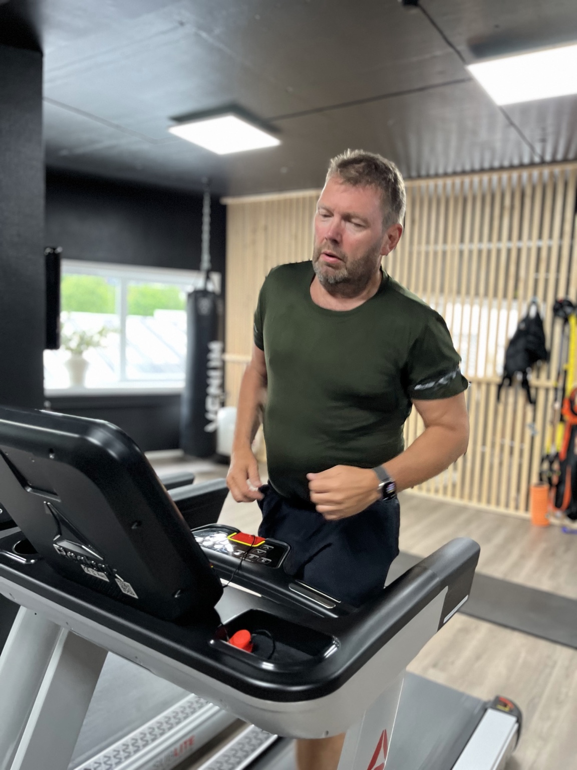 Kunde løper på tredemølle hos PTstudio
