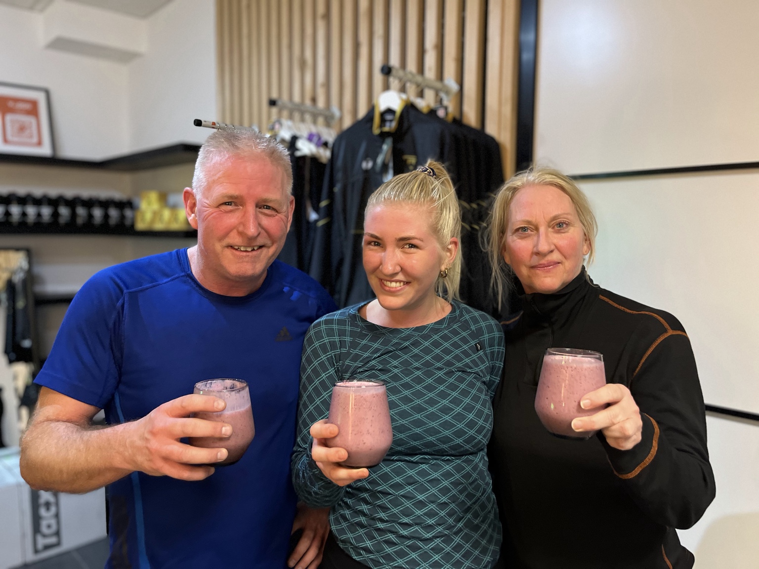 Tre PTstudio-kunder med smoothie etter en gruppetime